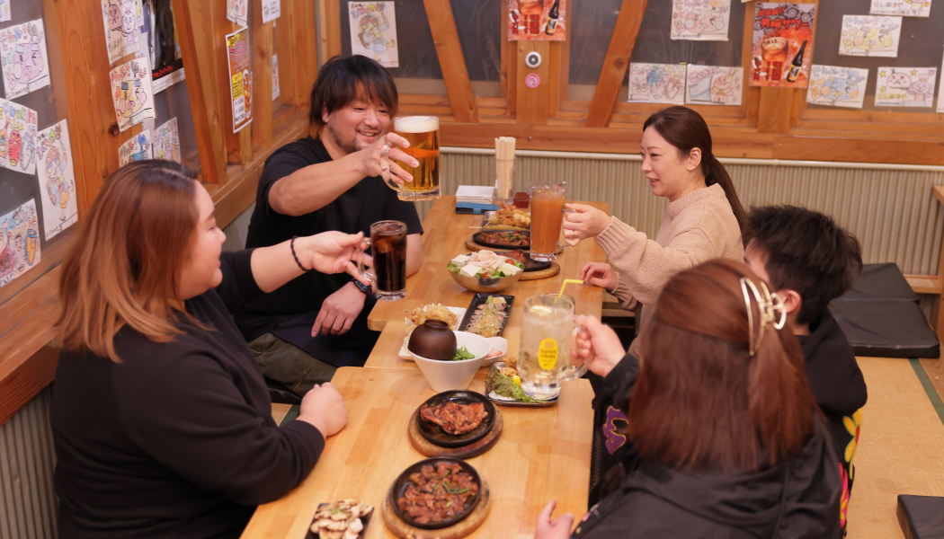 楽しく飲食している風景