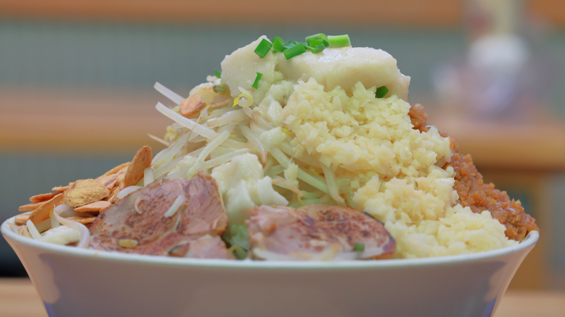 横から見た背脂醬油ラーメン