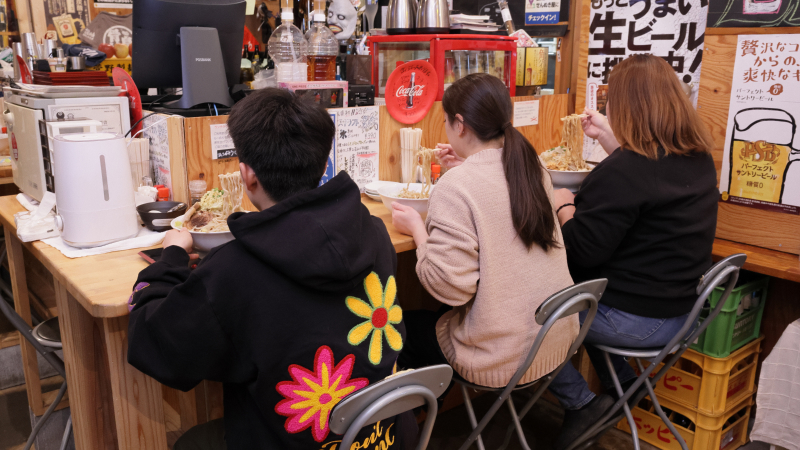 ラーメンを食べている風景